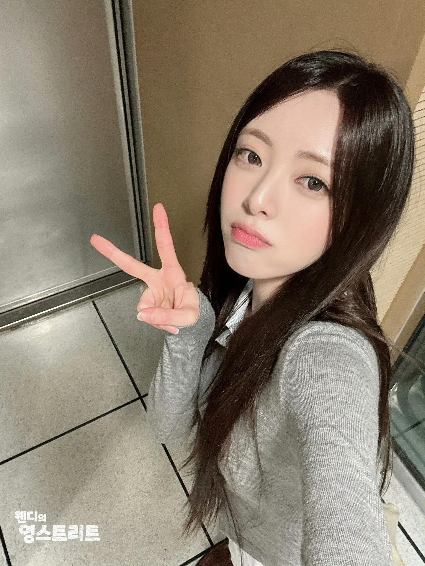 晕晚风裹着闷热的气息，缠在周身让人浑身发软。我站在人群里，视线一点点开始模糊，耳
