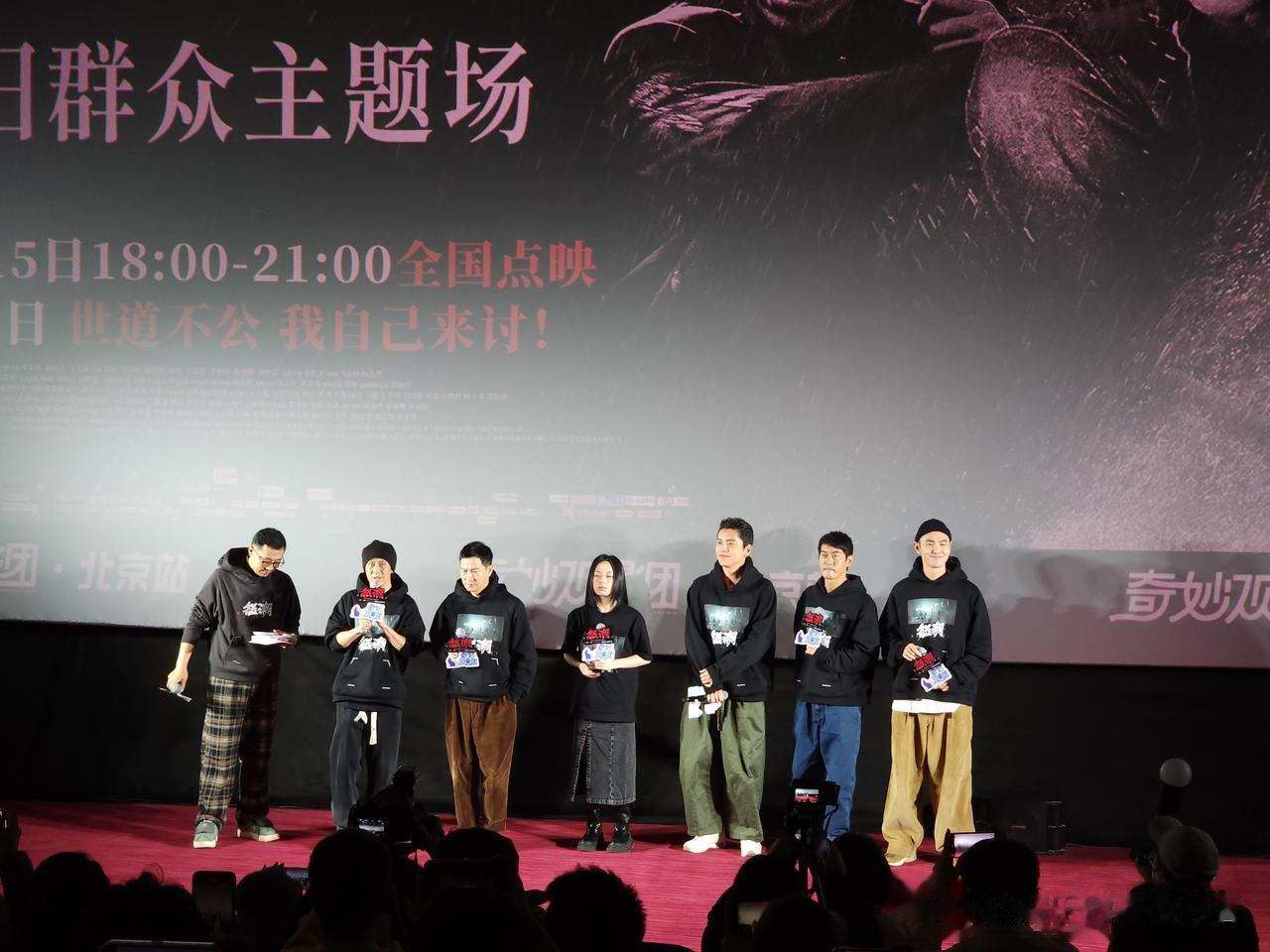 《怒潮》在尺度和敢拍方面实现了国产同类型电影的突破，通过展现社会底层的暗面，如贩