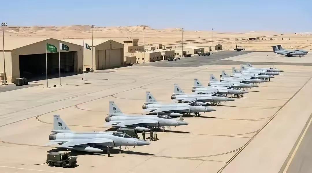 速度真快巴基斯坦已经驻军沙特

在沙特东部省的阿卜杜勒-阿齐兹国王空军基地，停机