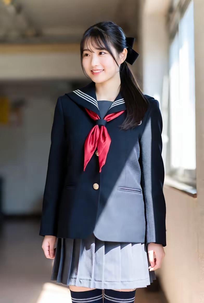 阳光下的青春校园，微笑的少女，青春洋溢。