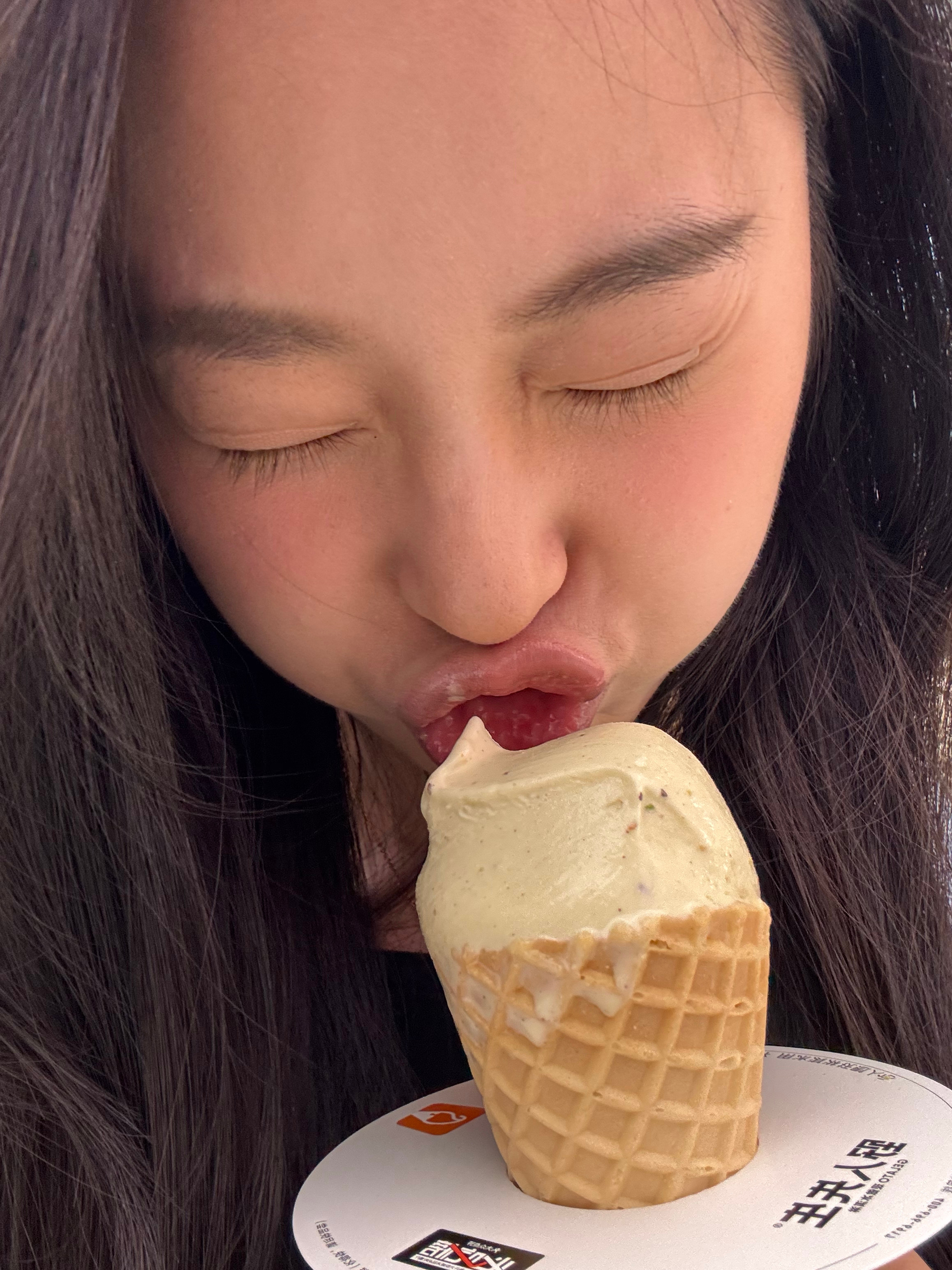 人家都是黄金暴击，今天我这个冰淇淋给我暴击了，那个姐姐给我多打了好多，谢谢。 