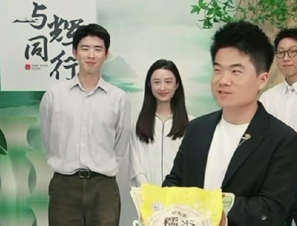 董宇辉调侃新主播泓廷是老式小孩，但是他忘了自己才是那个最老式的男孩儿。
    