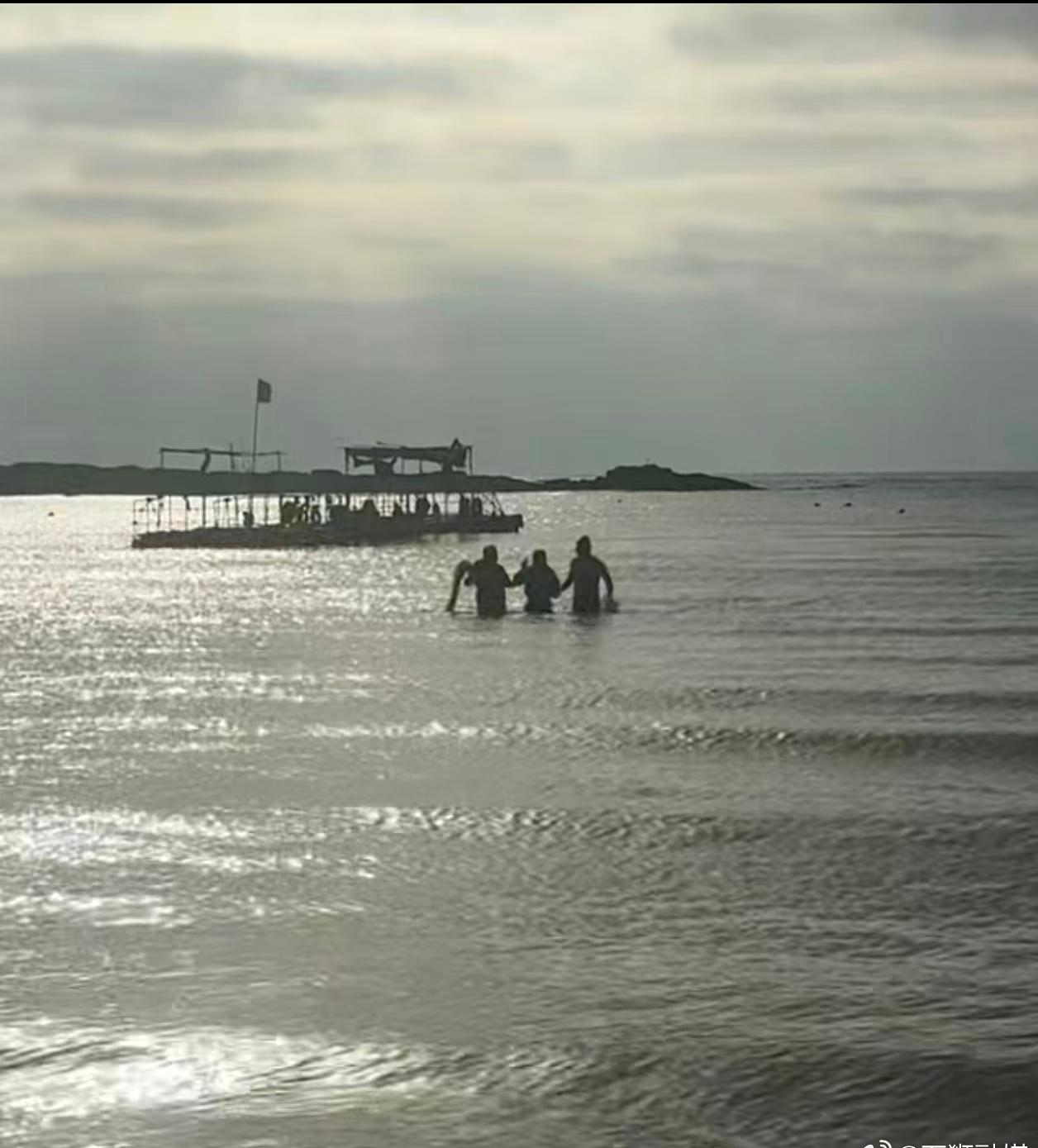【七旬游客礁石遇险 救援队长火速驰援化险为夷】1月4日上午，永宁黄金海岸上演惊险