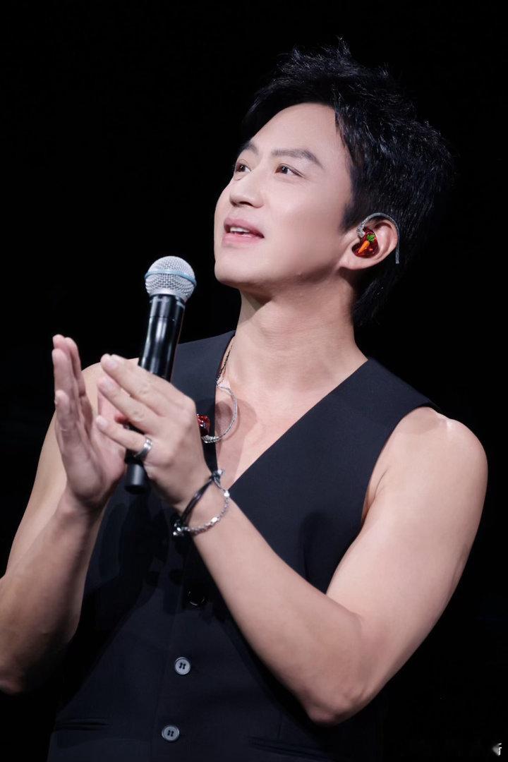 工体的邓超是灵珠不是魔丸618夏日歌会风格切换自如，既能活跃气氛也能深情歌唱，这