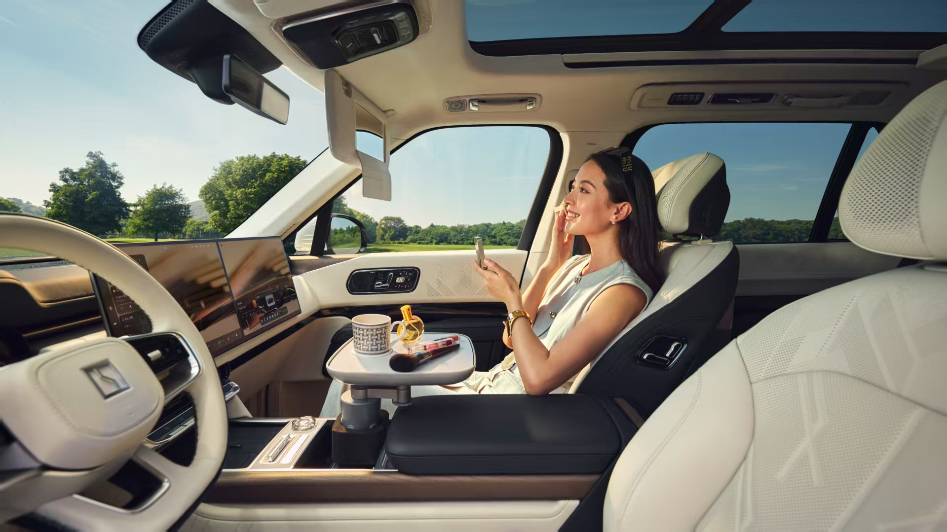 这次广州车展热度被吴刚、许亚军承包了，两位老戏骨时隔8年再续《人民的名义》前缘，