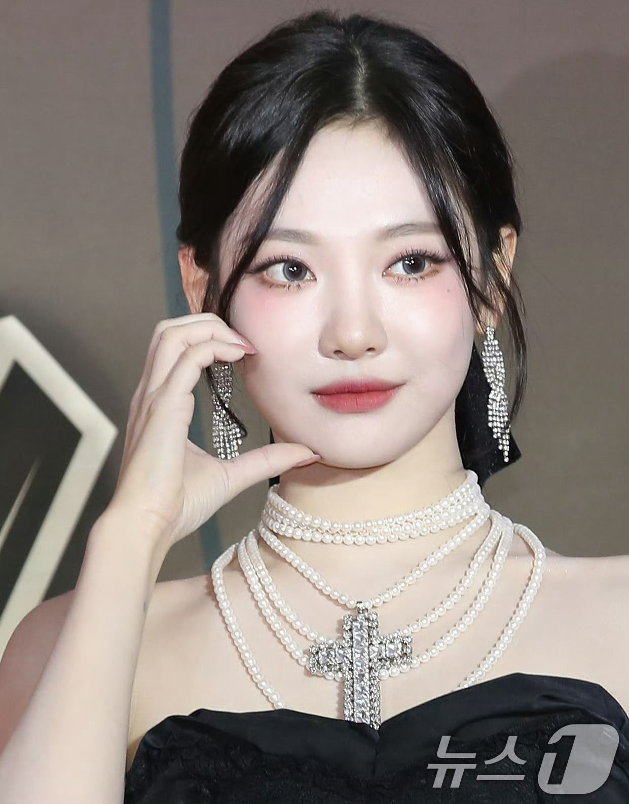 KGMA红毯上的宁艺卓 今天是美丽的公主宁✅珠宝饰品搭配抹胸短裙套装好耀眼我的宝