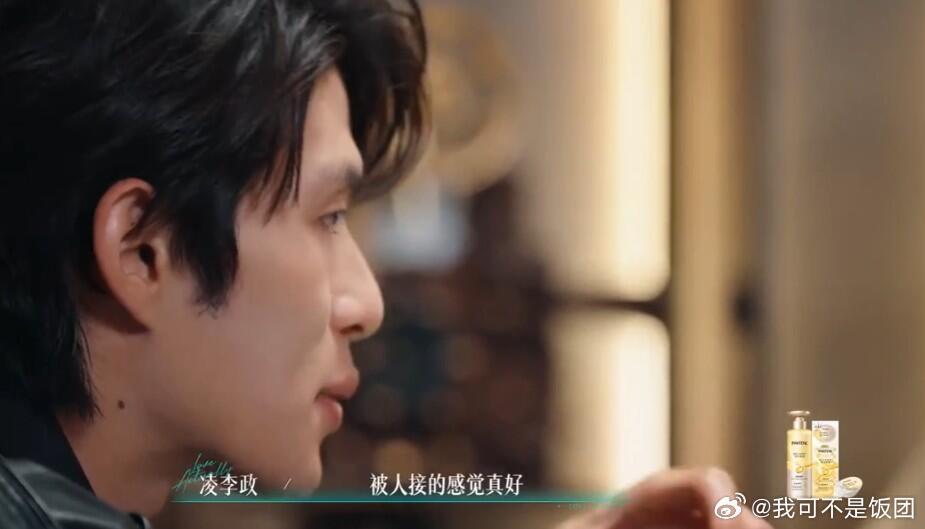 半熟恋人  茜惠又冷又来大姨妈，李政都不舍得把皮衣脱给她穿恋综看多了，你总能看出