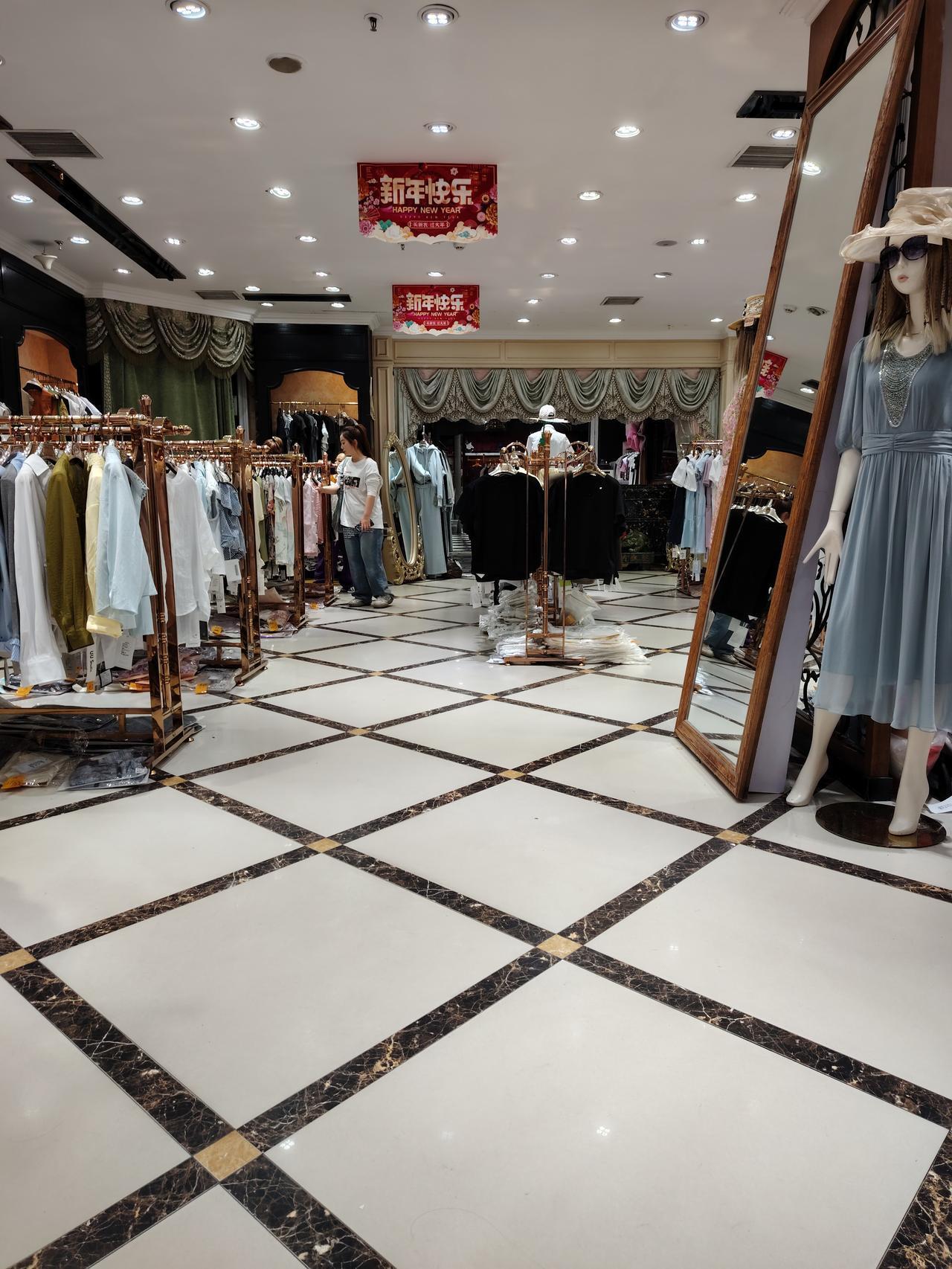 逛逛商场散散心，当下实体店都不太好干。