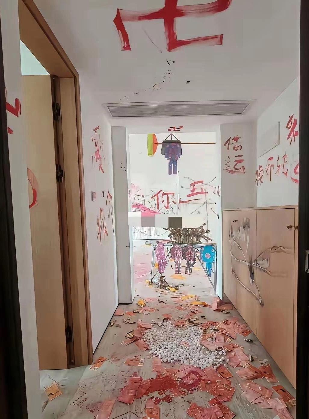 法拍房，全是涂鸦，感觉没必要这样啊 