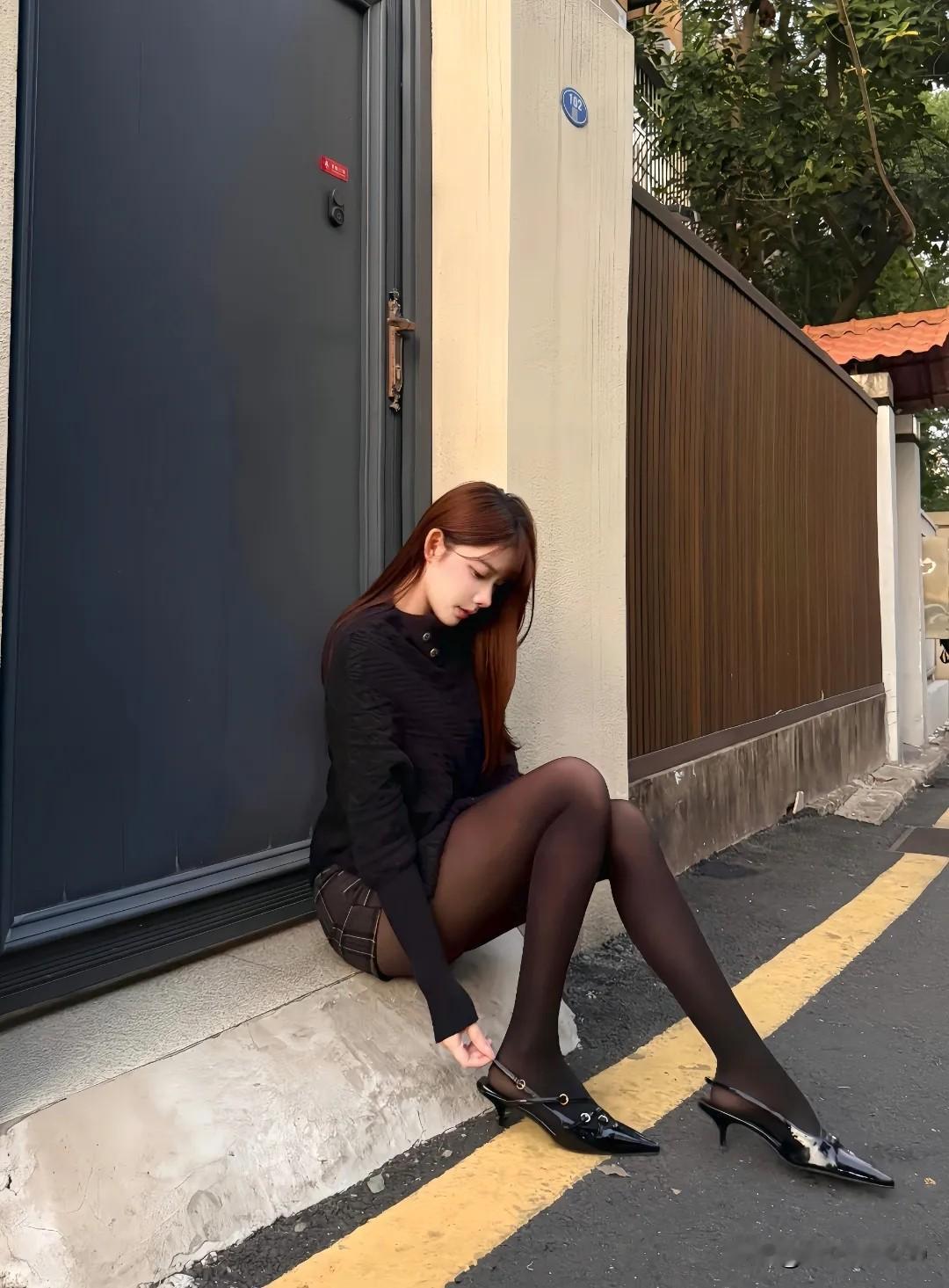 优雅黑丝与高跟鞋的完美搭配，都市女孩的时尚日常。