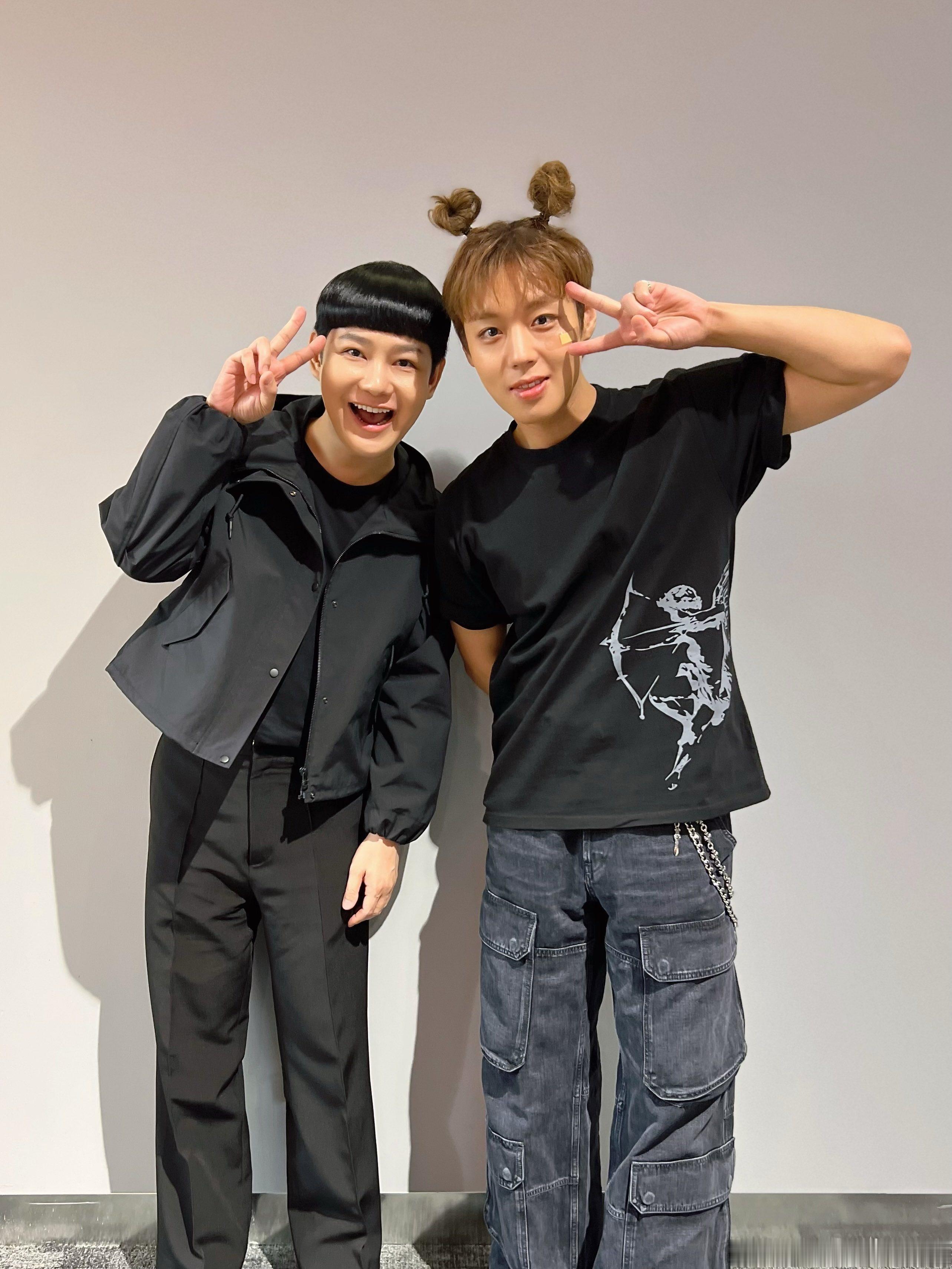 朴志训  ✨ 陪朴志训走花路 FANCON曼谷场主持人NUI分享志训合照老熟人了