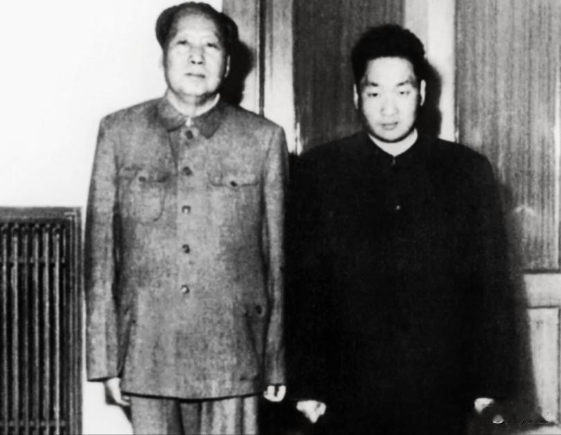 这是1962年毛主席和唯一幸存的儿子毛岸青的合影，毛主席曾对身边的卫士长和秘书谈