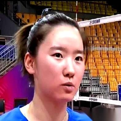 每次看到这个都觉得鼻子一酸。
施海荣和张晨这两个老男排，决赛前夜不用战术板，用自