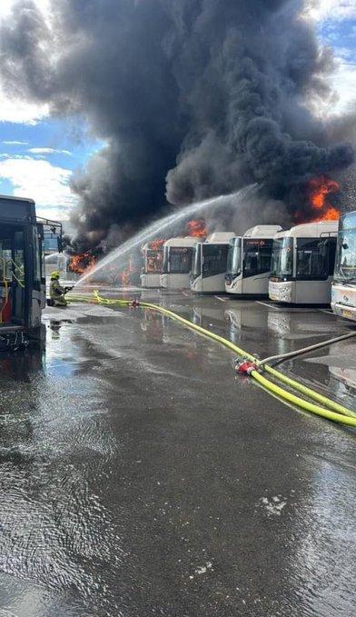 在以色列Holon一枚被拦截的伊朗导弹碎片落在一栋建筑物上，引发火灾。
消防人员