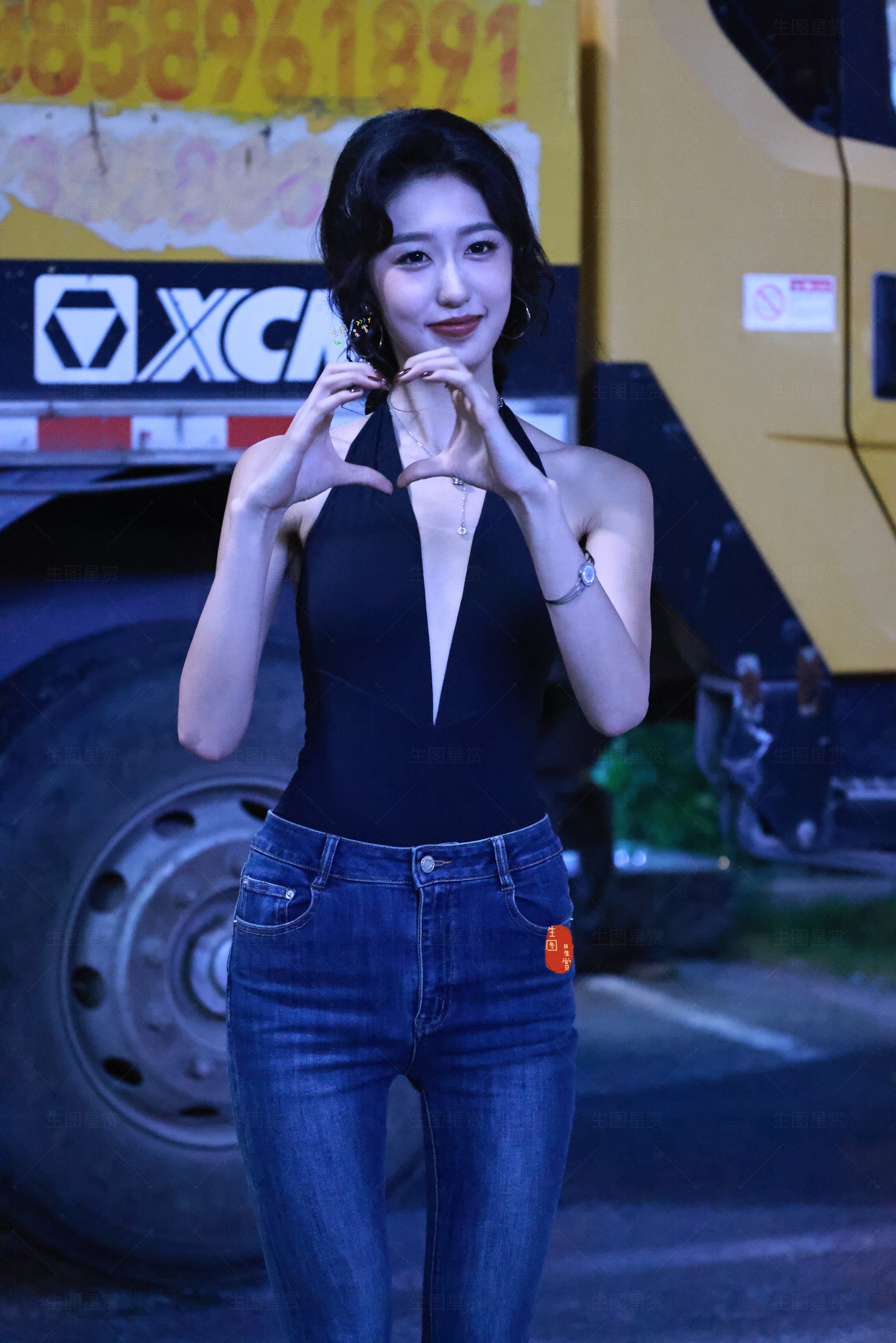 高子怡新剧夜拍，直面来的港风美女子💋260708短剧《步步登阶》剧组路透 