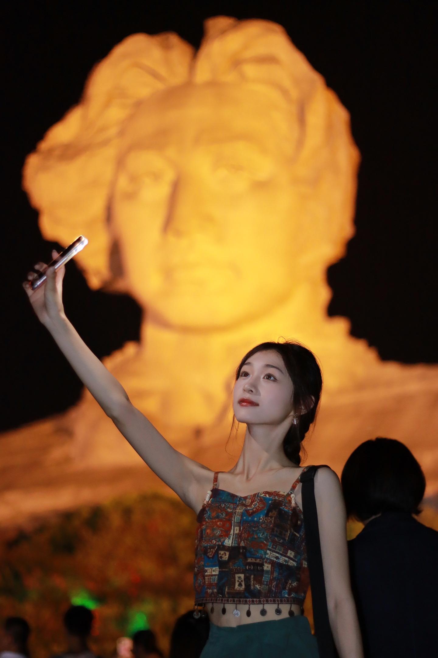 橘子洲头 湘江北去。