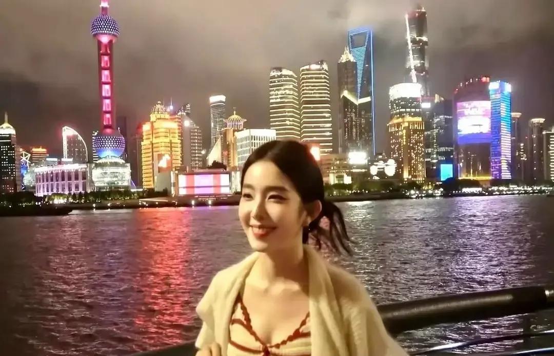 裴珠泫在外滩拍了几张夜景照，韩网直接炸锅。
照片里她站在江边，背后是亮成银河的陆