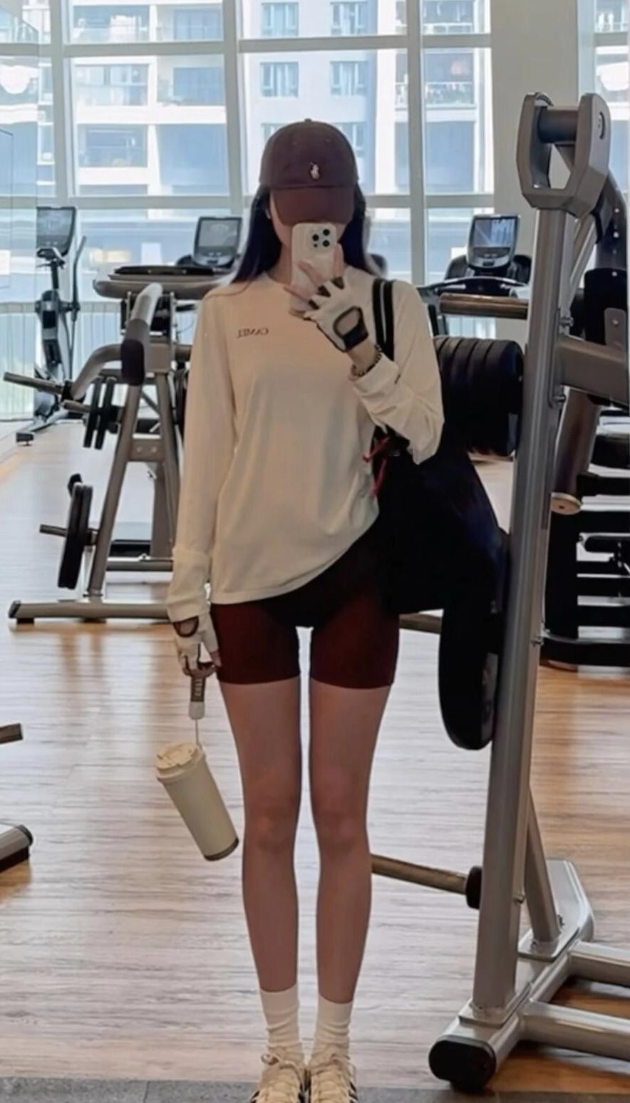 很多男人私聊我，要我发生活照，
说请我喝咖啡，我相信了
结果依旧没有买
我今天大