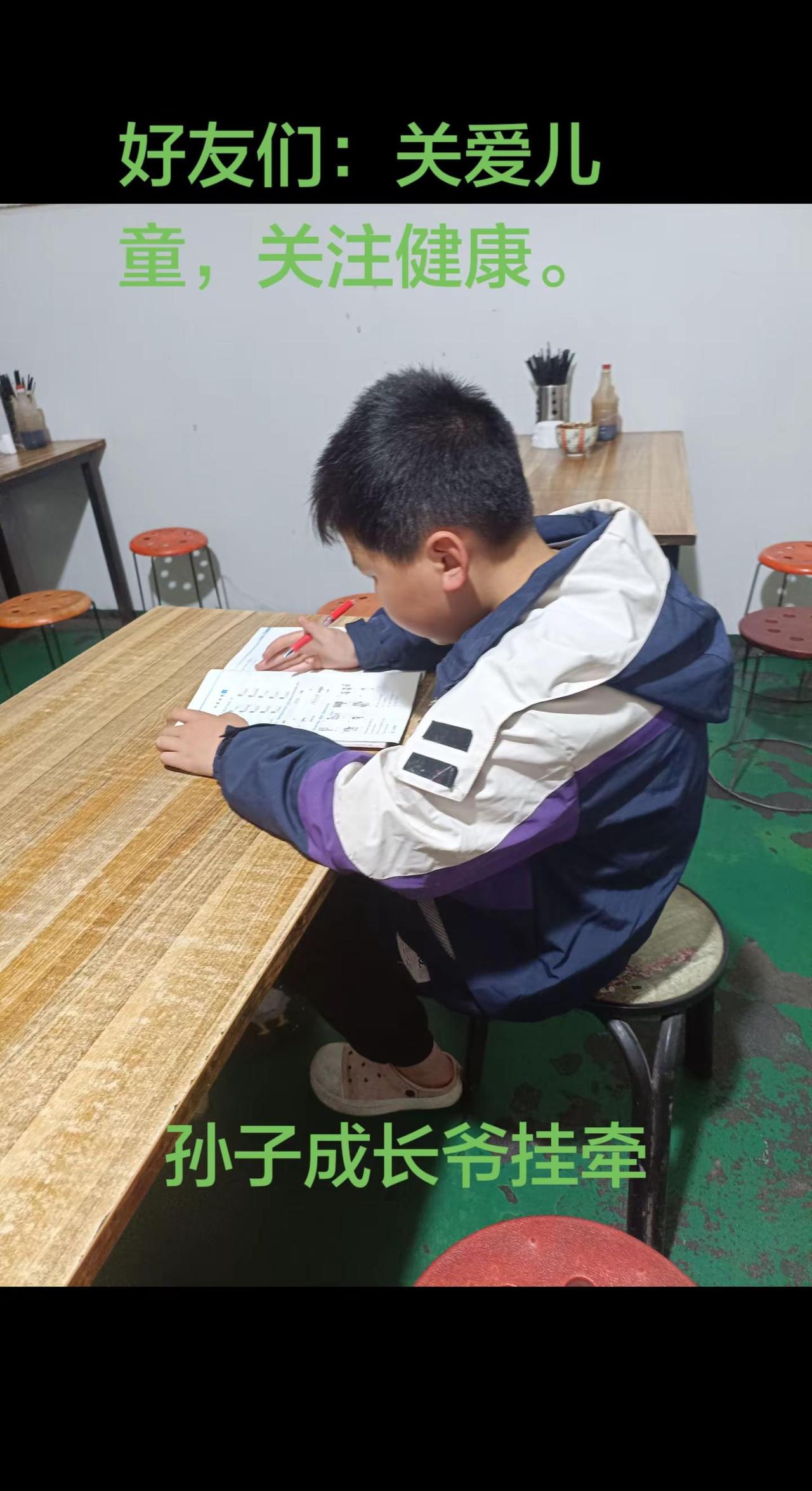 农村学习日常 乡村学习环境 写作业中请勿打扰 教室里孩子在书写 农村学生的学习生