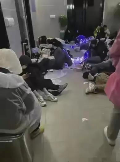这是黄山景点一角的盛况，大量游客睡在了厕所，居然还有人说厕所睡的比1700的客房