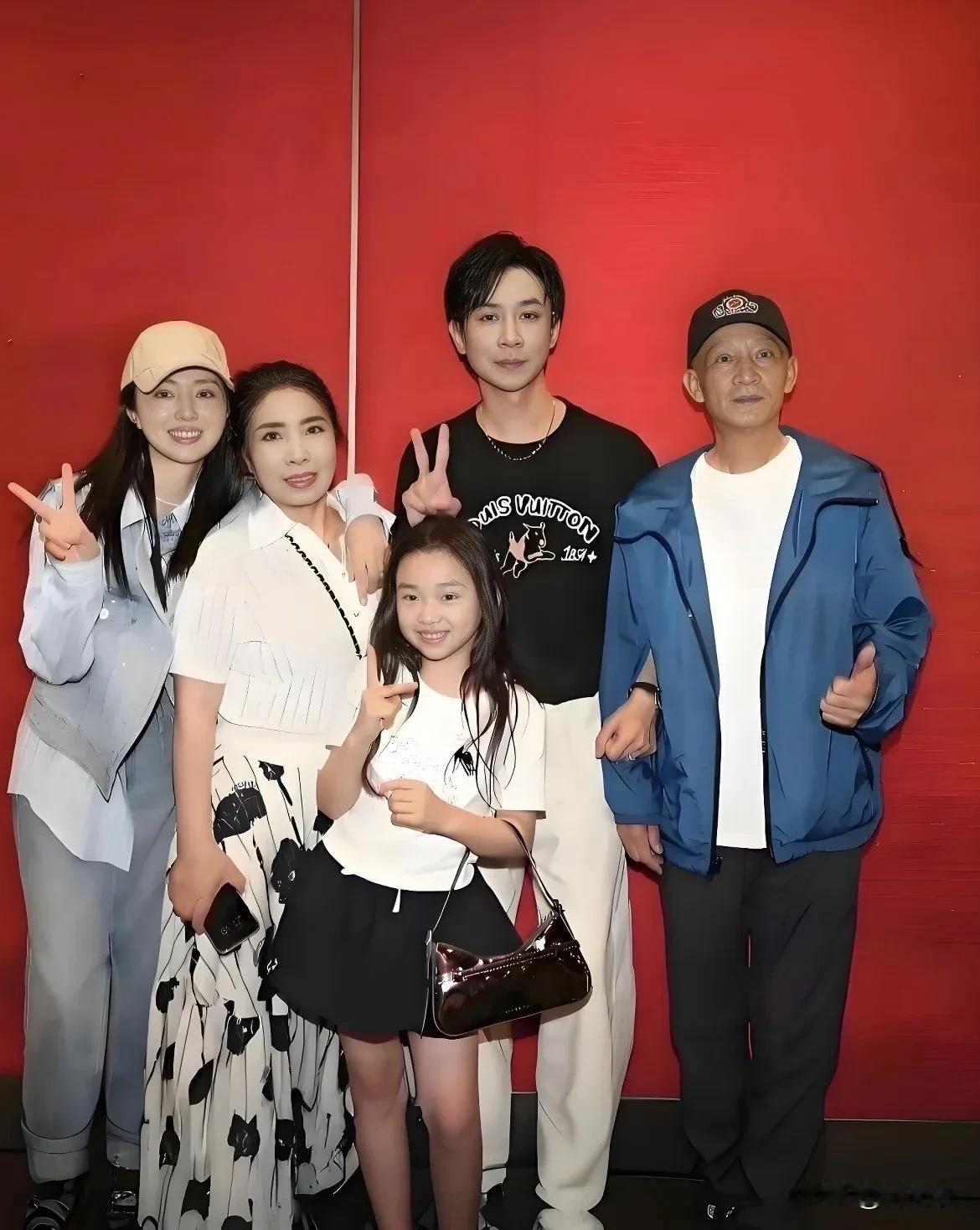 董璇父母我觉得也有点小问题，因为他们就那种打心底里也不并不满意张维伊，但是传统思