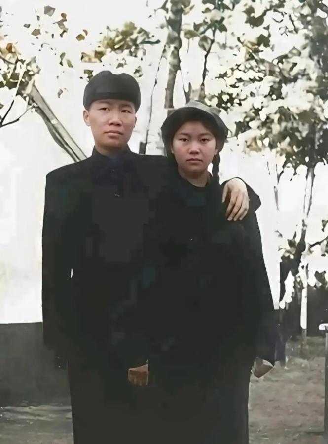 即将奔赴朝鲜前线的毛岸英，和新婚妻子刘思齐的一张合影，这一年刘思齐19岁，二人的