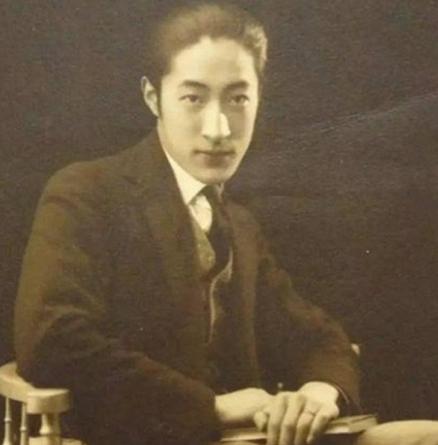 1962年，一位头发全白、瘦到脱相的老人被无罪释放。妻女看到他这个模样都心疼得直
