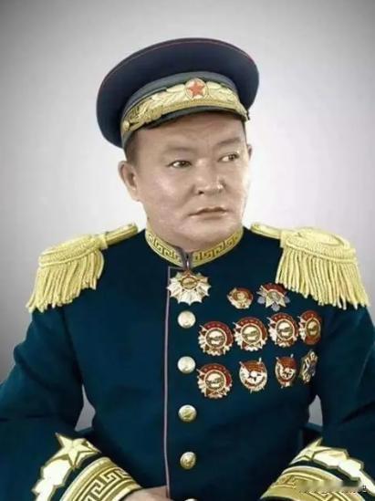 看清这个胸前挂满勋章的人，他是中华民族的罪人。就是他跟外人勾结，把外蒙古硬生生推