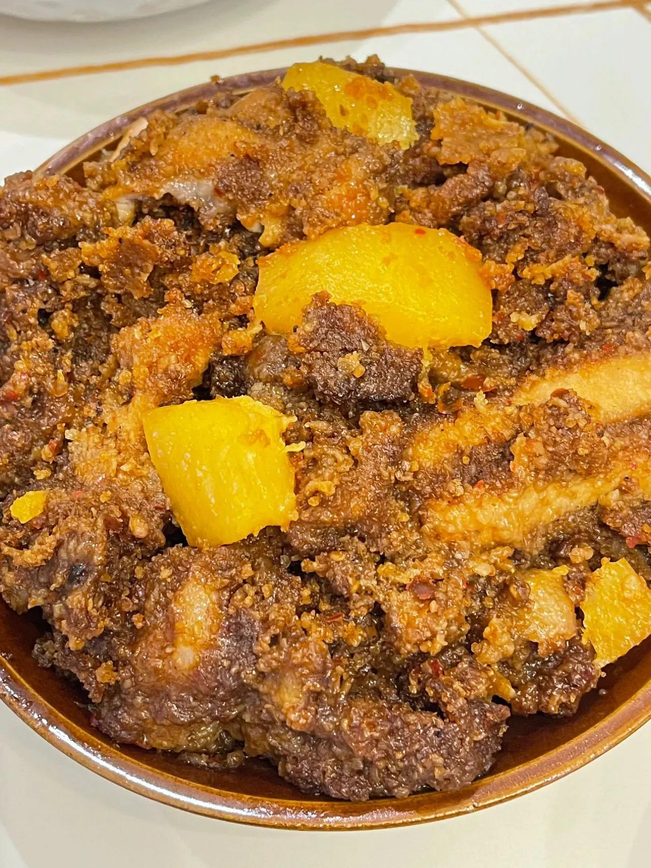 这玩意也太好吃了！
      大口吃肉太香了吧!麻辣鲜香!肉质软烂。米粉把肥肉