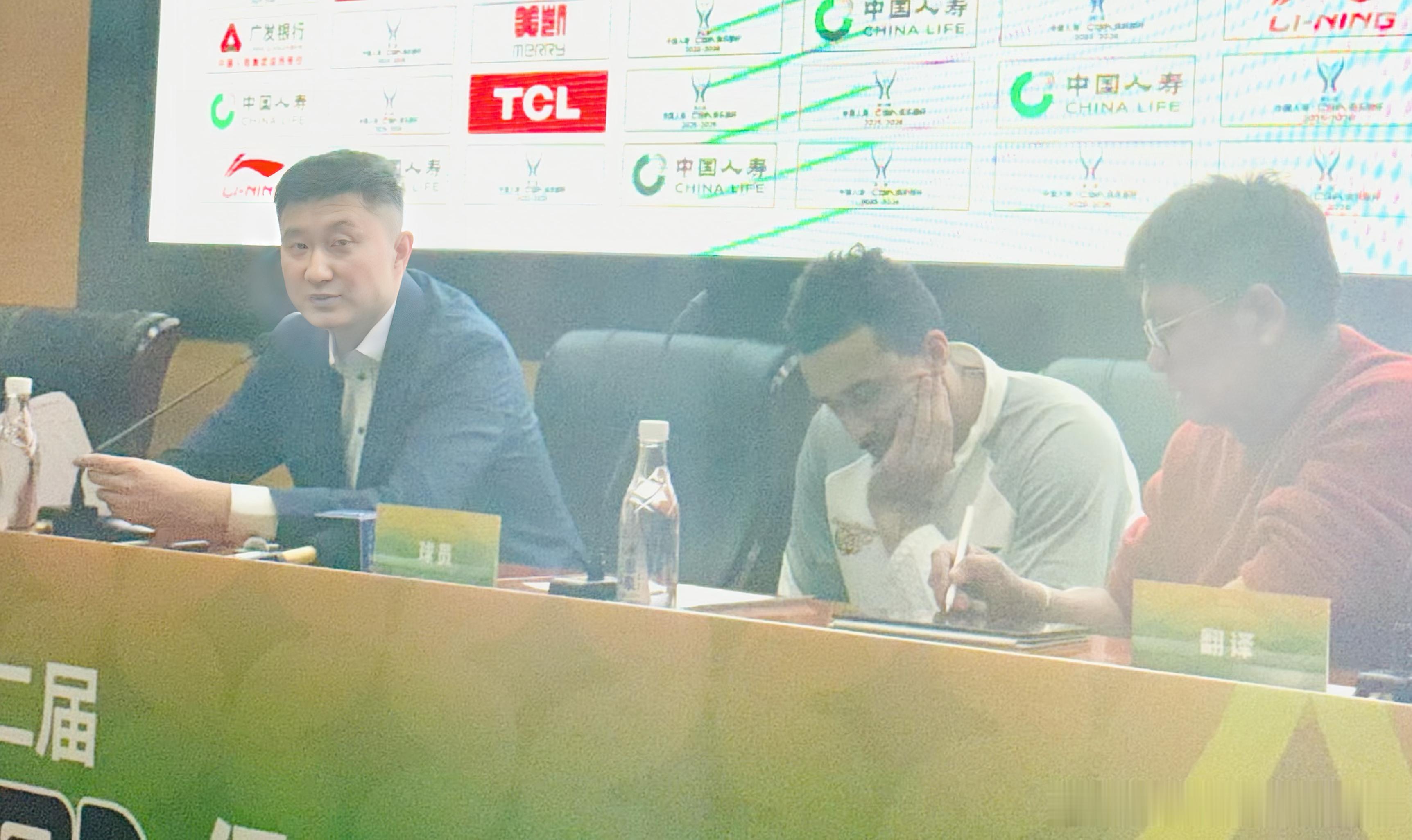 今晚广东输上海后，杜锋指导在赛后发布会上，记者追问窗口期是否更换外援，杜锋指导给