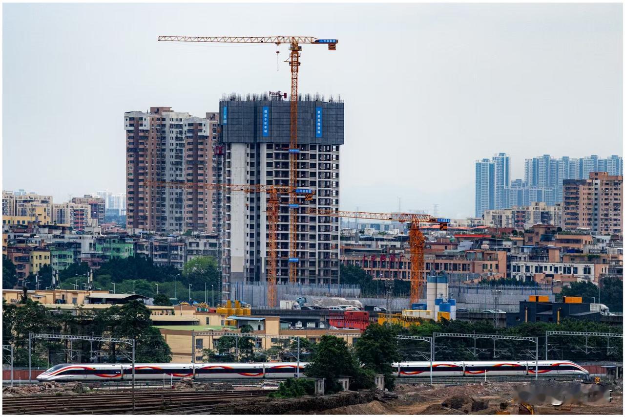 春夏季的工地 机器隆隆