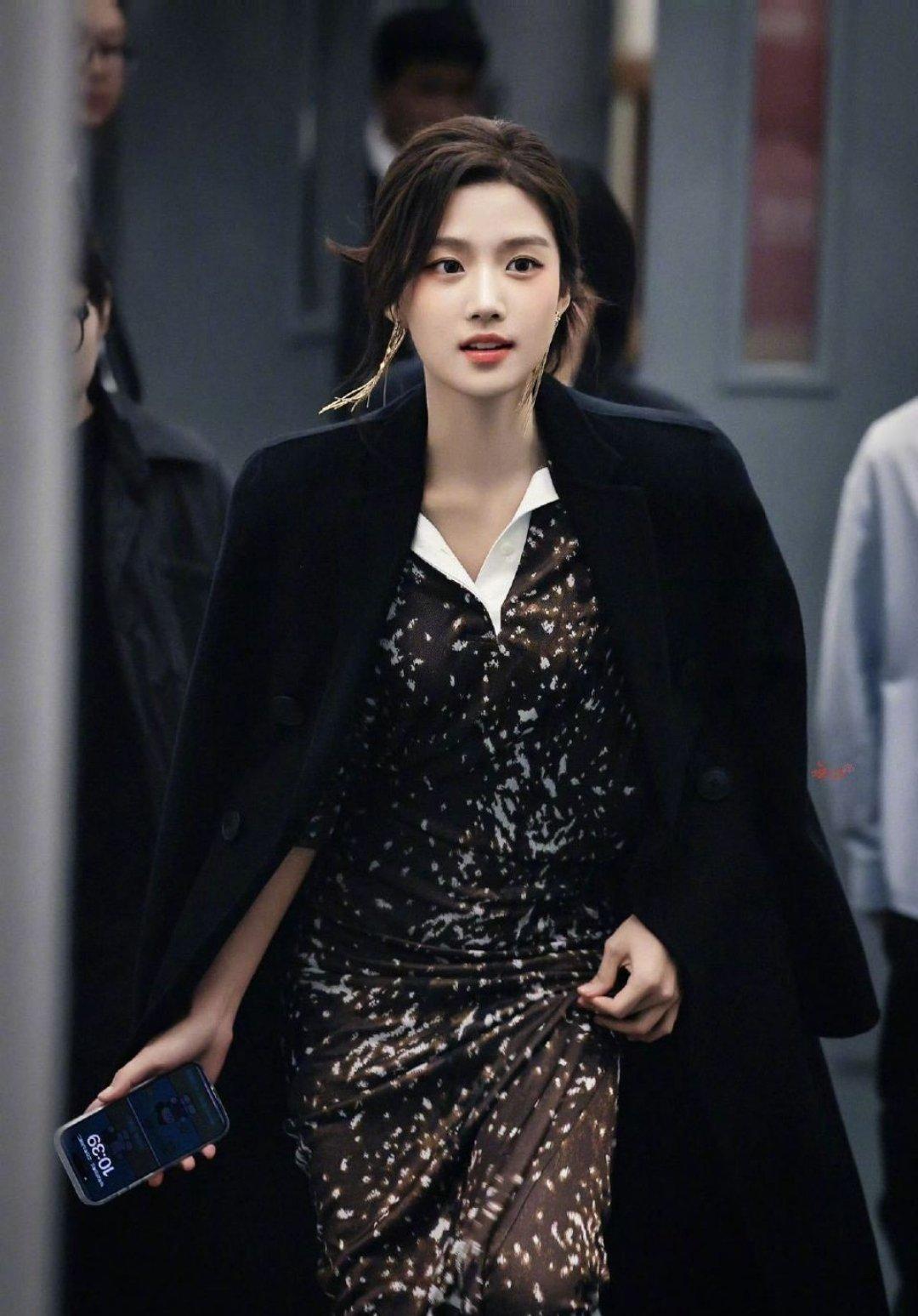 卢昱晓盘发长裙造型卢昱晓 盘发长裙造型成焦点，从早期青涩到如今驾驭豪门贵气、仙系