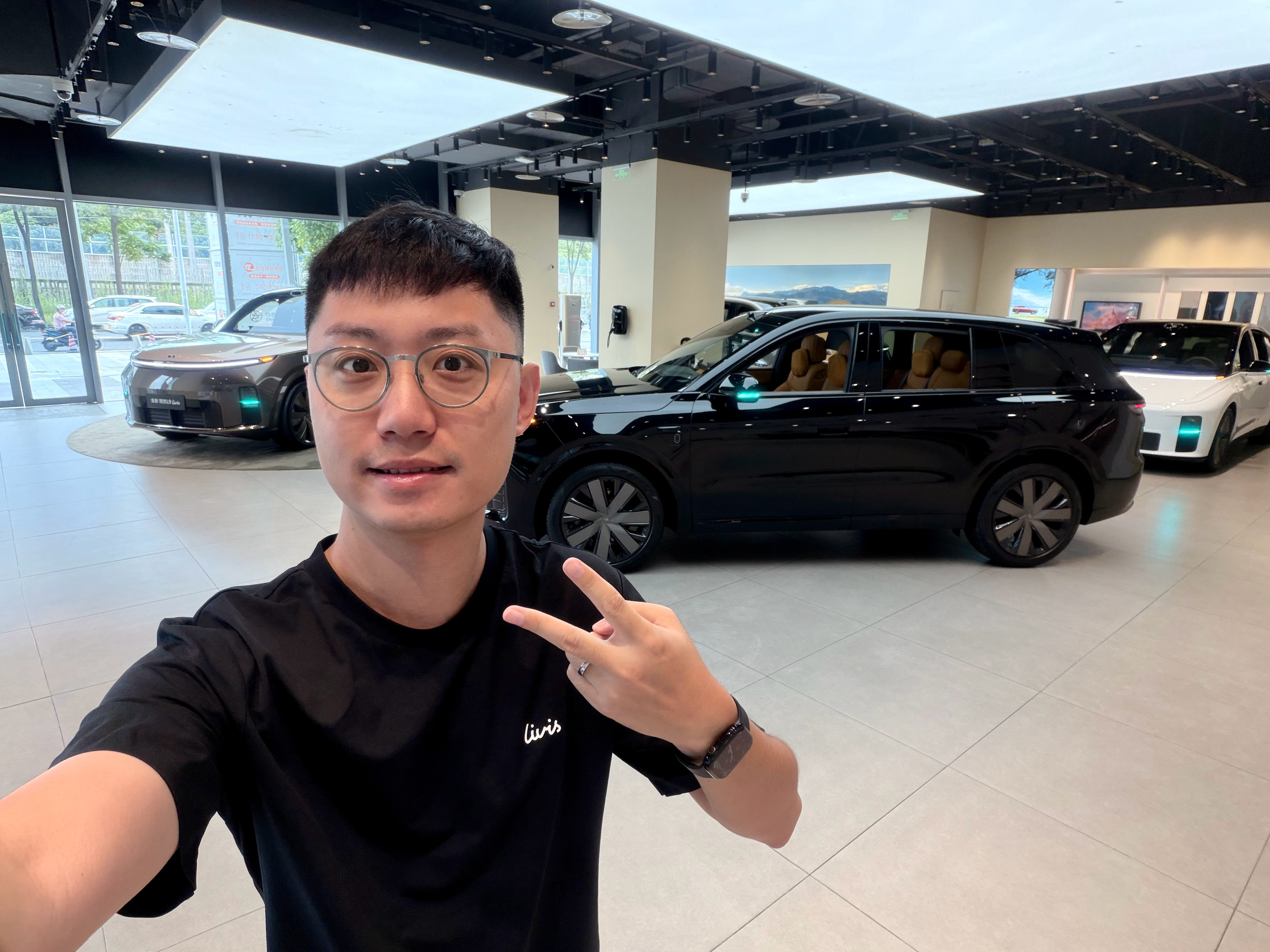 销售小周又上线了，今天在成都大悦城黑武士的理想L6酷不酷理想汽车理想汽车