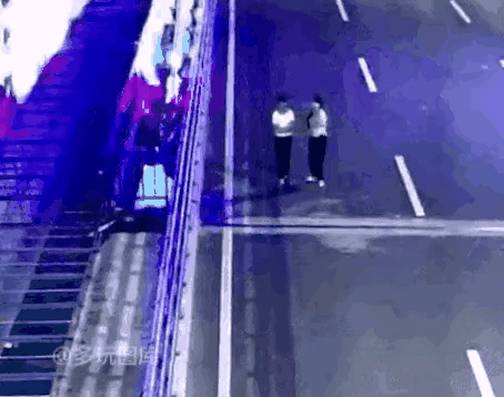 走着走着就散了，刚刚还亲密无间的两个小姐妹，霎那间就剩下了一个，剩下的这个女孩站