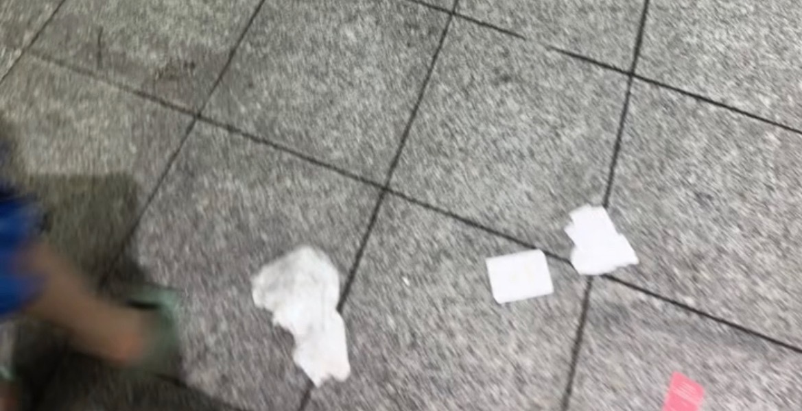 【玉林某水上乐园更衣室垃圾乱丢还有味道】5月31日，网友吐槽：玉林市的某水上乐园