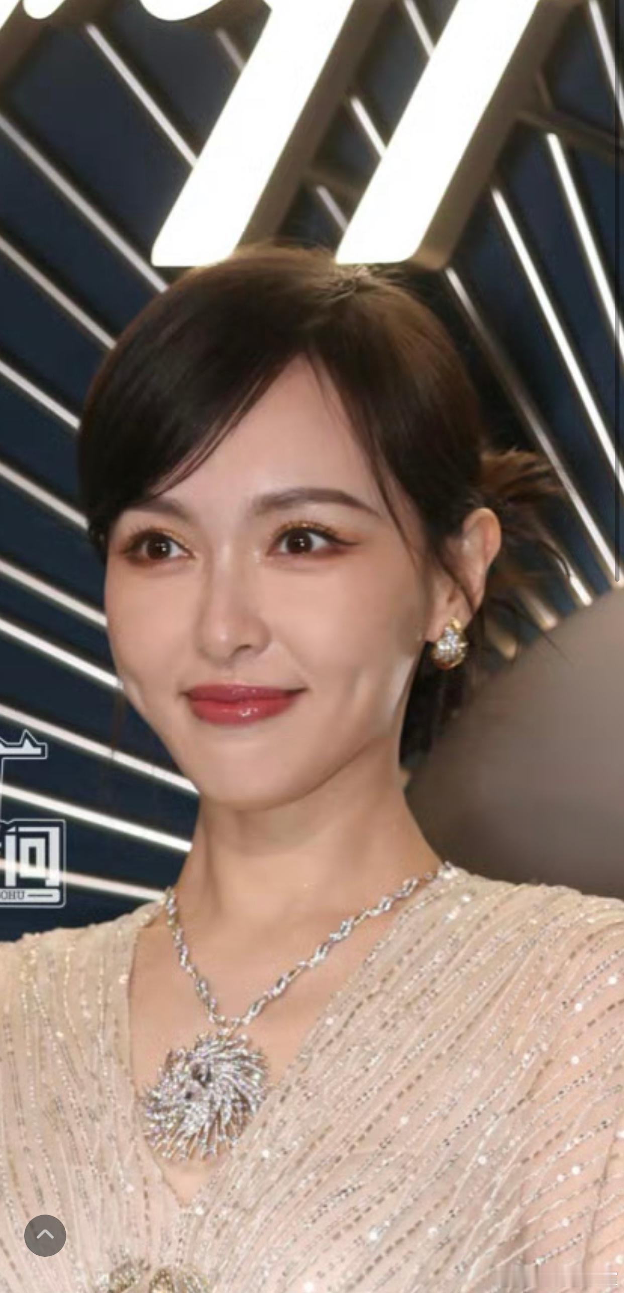 #唐嫣活动生图# 不知道为什么唐嫣每次出来，还是公主风少女风。她明明和章子怡的年