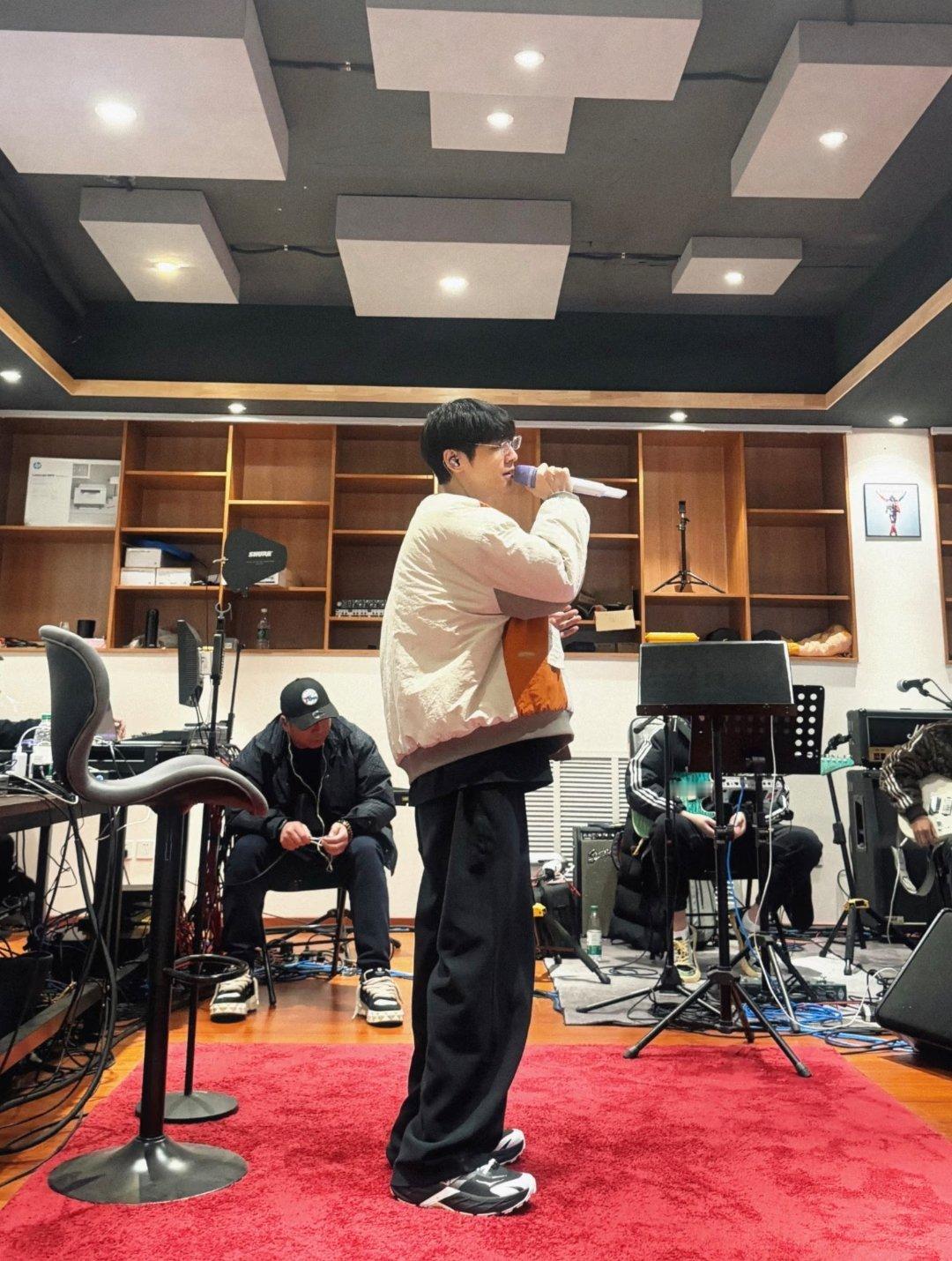 罗云熙分享日常～“失踪人口回归😎” 