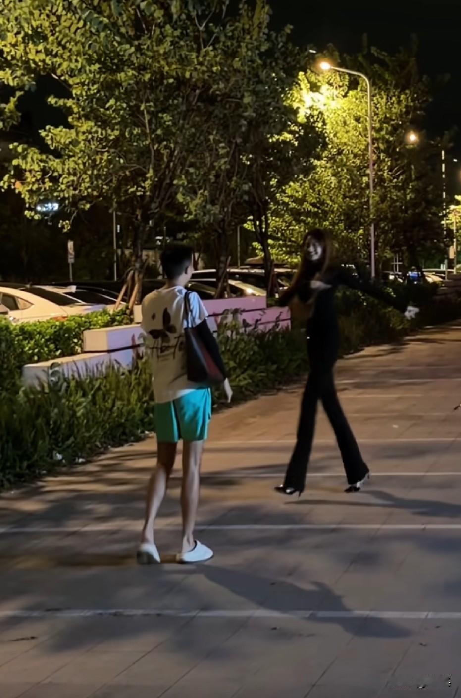我记得第一个追我的女生问过我：你介不介意比你高的女生。后来她告诉我她等了我六年[