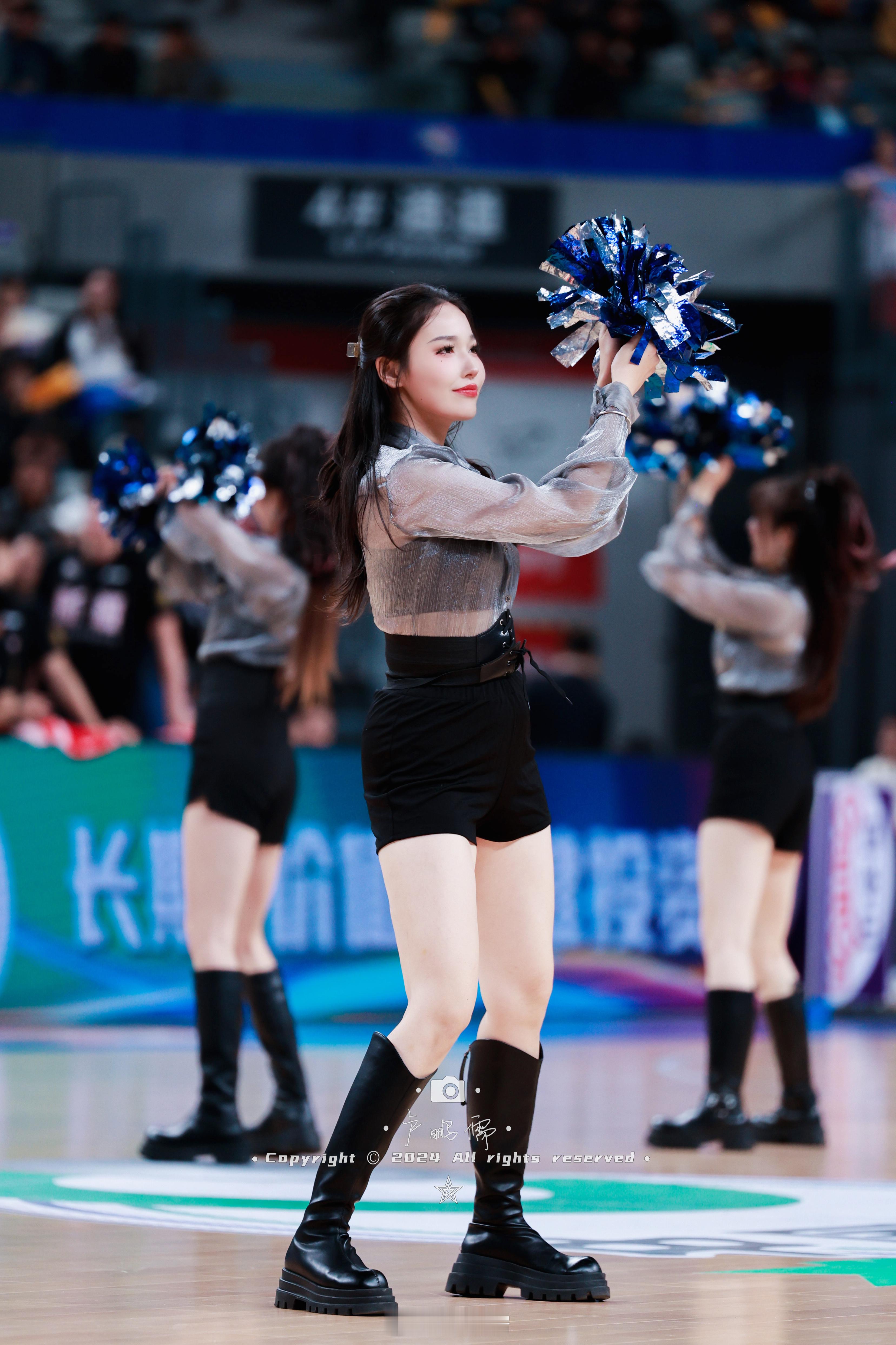 我有个鹏友想看新疆男篮啦啦宝贝的照片～ 