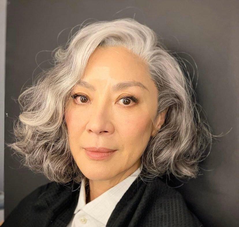 杨紫琼曝光了两张银发造型照，有一种穿Prada的女王里梅丽尔·斯特里普的即视感。