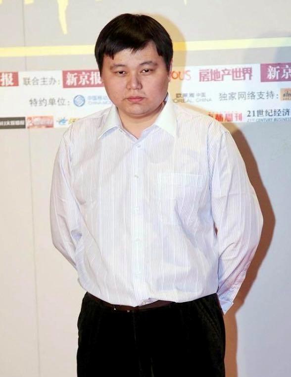 2009年的一天，顺德海关食堂大家正在吃饭。突然，一位领导盯着电视喊道：“这不是