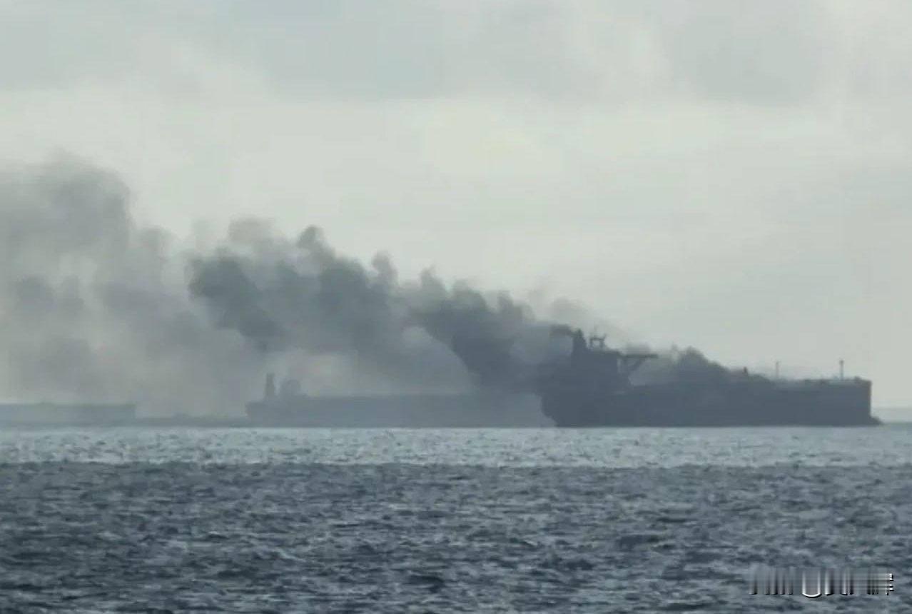 土耳其近海遇袭油轮“埃尔布斯”号现场画面曝光
 
据土耳其《中东报》报道，一架疑