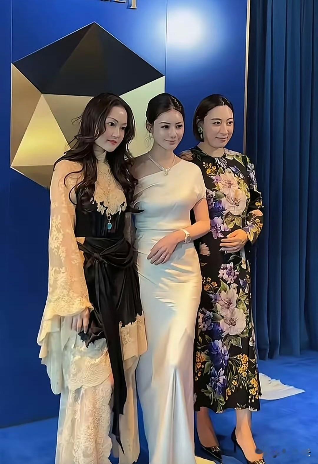 马筱梅戴着高定珠宝在上海参加伯爵晚宴。
​她和朋友们在上海玩的很嗨，她穿着一袭露