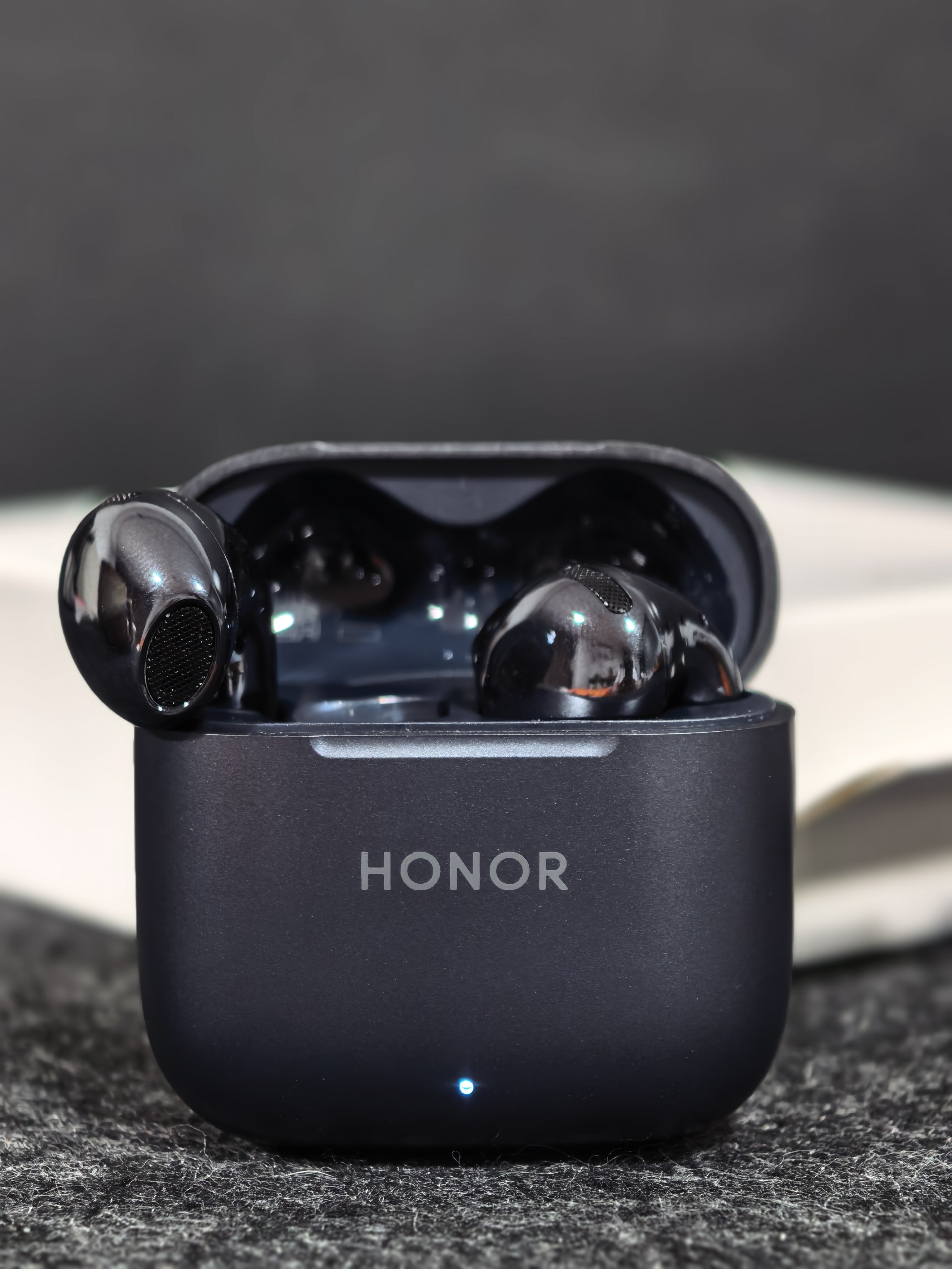 荣耀又出了一款半入耳式耳机Earbuds 5e，不是亲选、不是亲选、不是亲选重要