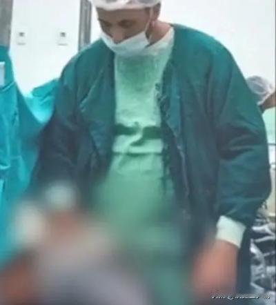 “他在对孕妇做什么？简直禽兽不如！”2022年，巴西一家医院手术室内，医生正紧锣