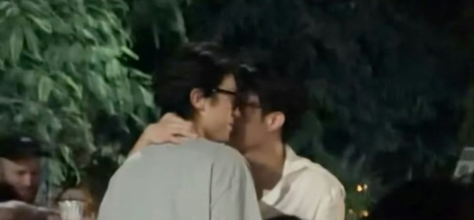 这才是真的偷偷藏不住之任年下为所欲为大庭广众的私底下都这么超过吗讲真直男劫搞一下