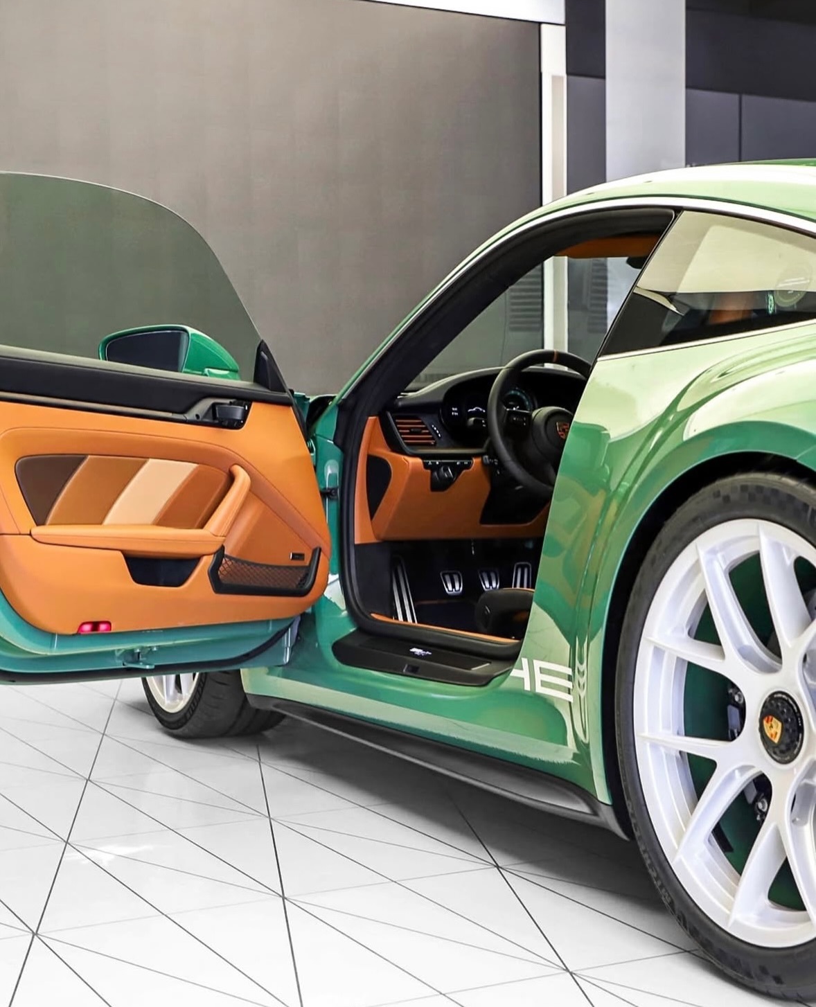 Porsche 911 S/T 油漆：PTS auratium green 