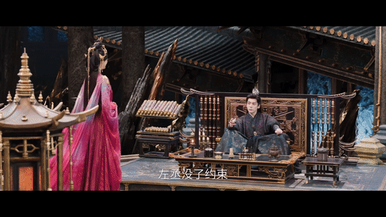 张俪出场自带12个男助理白日提灯 姜艾不愧是归墟首富🥳，自带12个男助理随行，