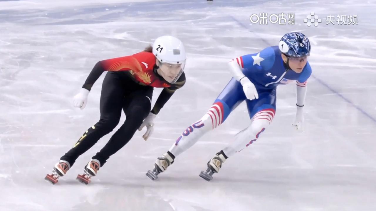有点怀念王濛的时代了
米兰冬奥会短道速滑女子500米比赛中，三位中国选手中王欣然