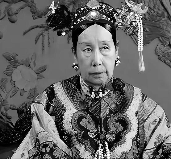1901年，北京，老佛爷为了哄洋大人开心，逼着赵舒翘自我了断。

这位朝廷大员也